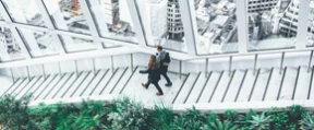 Espacio empresarial visto desde una escalera