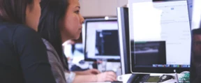 Profesional trabajando en un equipo informático