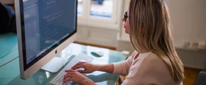 Profesional revisando información en un ordenador